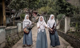Tri učenice ruše stereotipe: Nose hidžab i sviraju metal muziku (VIDEO)