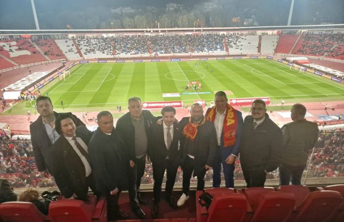 Abazović i ministri sa tribina bodre naše fudbalere