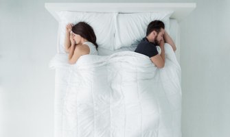 Šta strana kreveta na kojoj spavate otkriva o vama