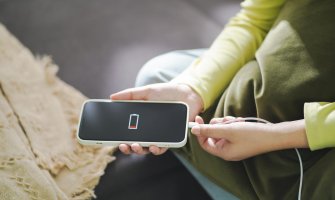 Stručnjak za mobilne uređaje upozorava na popularnu metodu uštede baterije: ‘To zapravo može isprazniti vaš mobitel!’