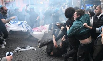  Studenti se sukobili sa policijom u Napulju povodom 75. godišnjice NATO-a