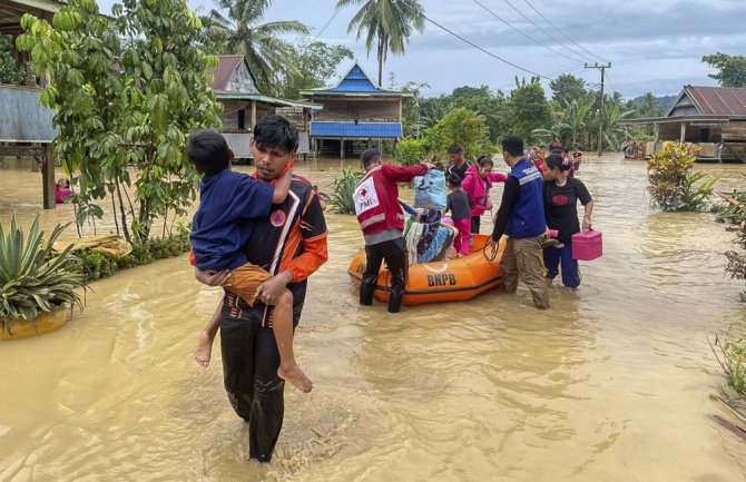 Klizišta i poplave u Indoneziji: Najmanje 15 osoba poginulo, odnijete desetine kuća, oštećeni putevi